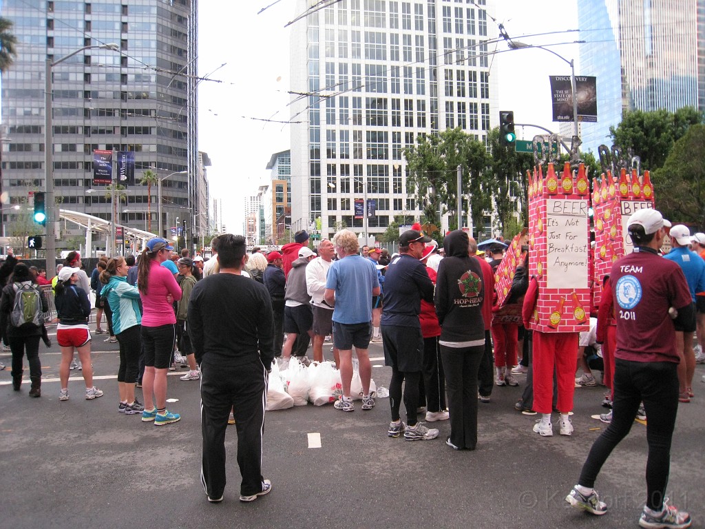 2011 Bay to Breakers Sunday 0090.JPG - I was able to participate in the 2011, 100th anniversary of the San Francisco Bay to Breakers 12K race. A great weekend for sight seeing and racing.